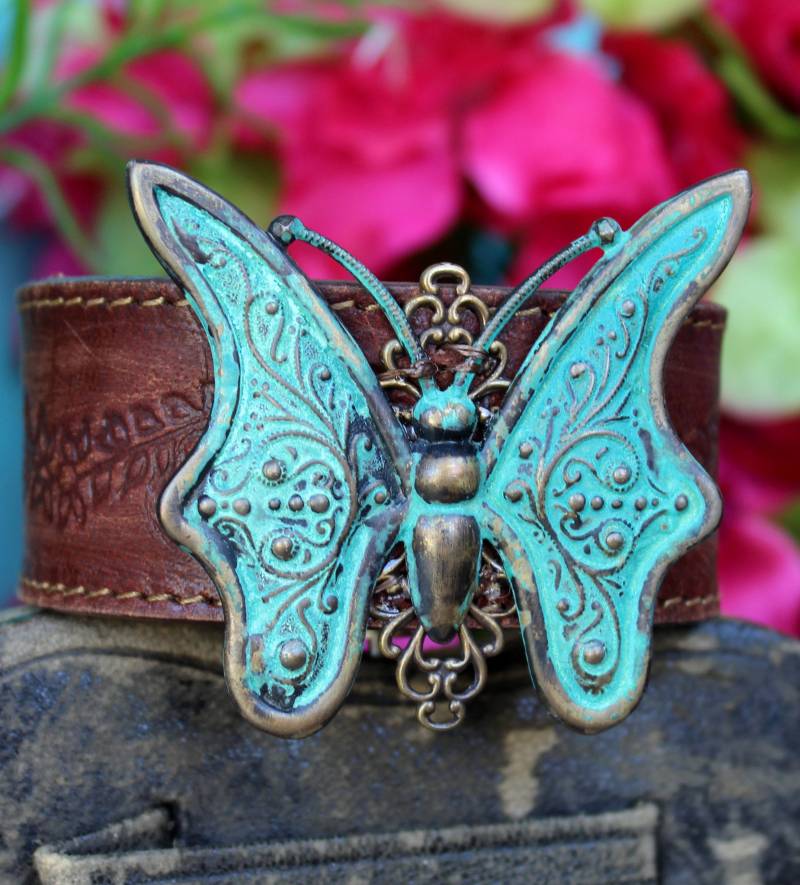 Türkis Schmetterling Leder Manschette - Recycling Verdigris Boho Armband Schmuck von EverDesignsJewelry