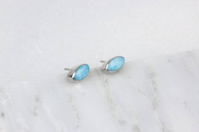 Larimar Ohrringe, Rohstein Silber Braut Ohrstecker, Kleine Hellblaue Aquamarin Ohrringe von EverblissDesigns