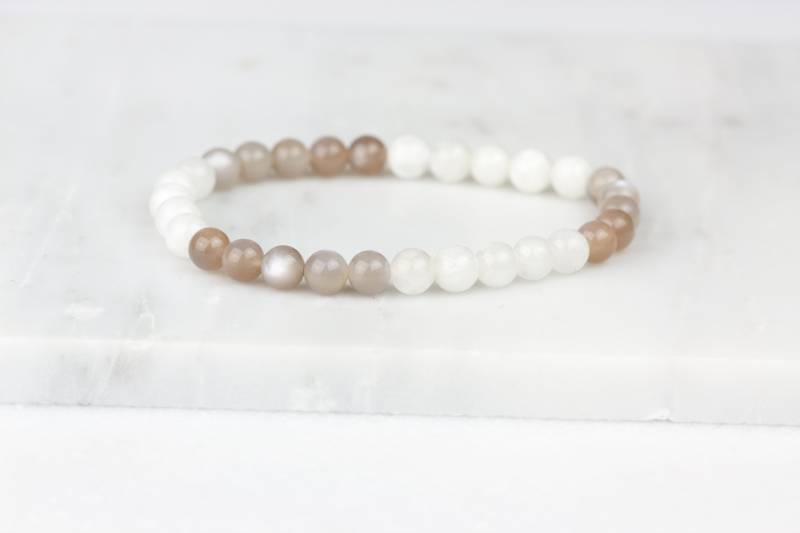 Mondstein Armband, Selenit Schmuck, Regenbogen Mondstein, Beruhigendes Angst Stress Armband von EverblissDesigns