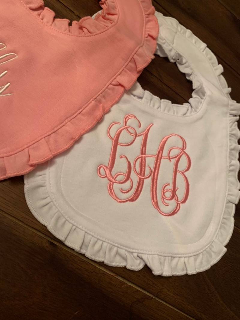 Baby-Mädchen-Monogramm-Rüschen-Lätzchen | Monogrammiert Rüschen Lätzchen Monogramm Baby Geschenk von EverlyEnchantedCo
