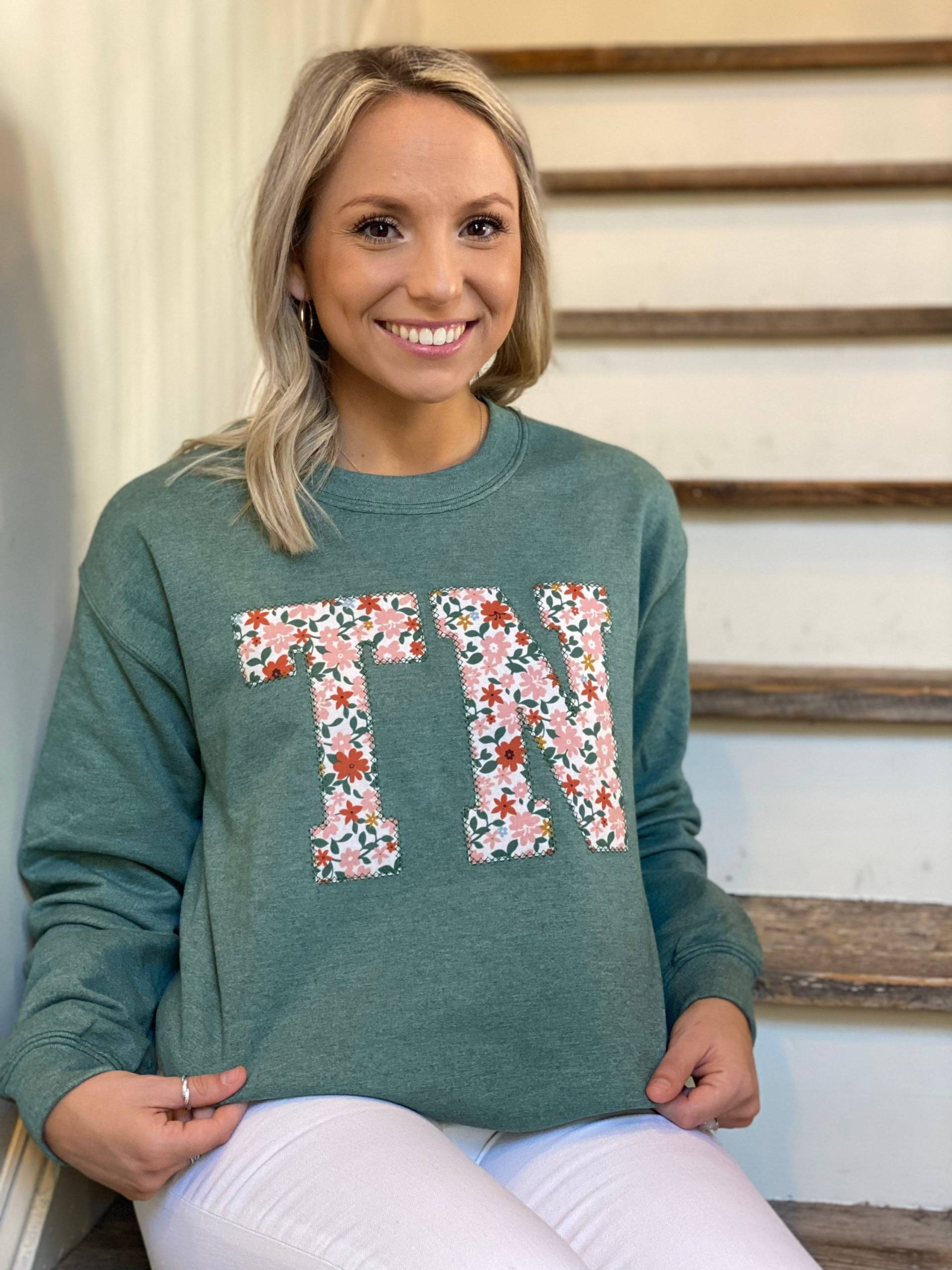 Custom State Pride Bestickte Herbst Florale Applikation Sweatshirt | Tennessee Floral Monogrammierter Pullover Print Custom State Pride Bestickte Herbst Florale Applikation Sweatshirt | Tennessee Floral Monogrammierter Pullover Print von EverlyEnchantedCo