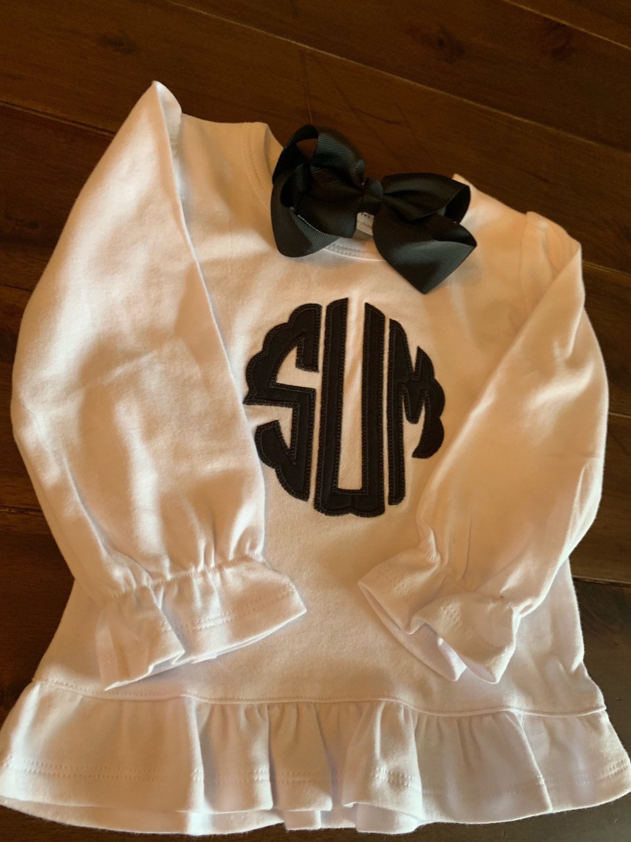 Mädchen Scalloped Monogramm Applikation Top | Baby-Mädchen Mit Monogrammiert Rüschen Shirt Mädchen Scalloped Monogramm Applikation Top | Baby-Mädchen Mit Monogrammiert Rüschen Shirt von EverlyEnchantedCo