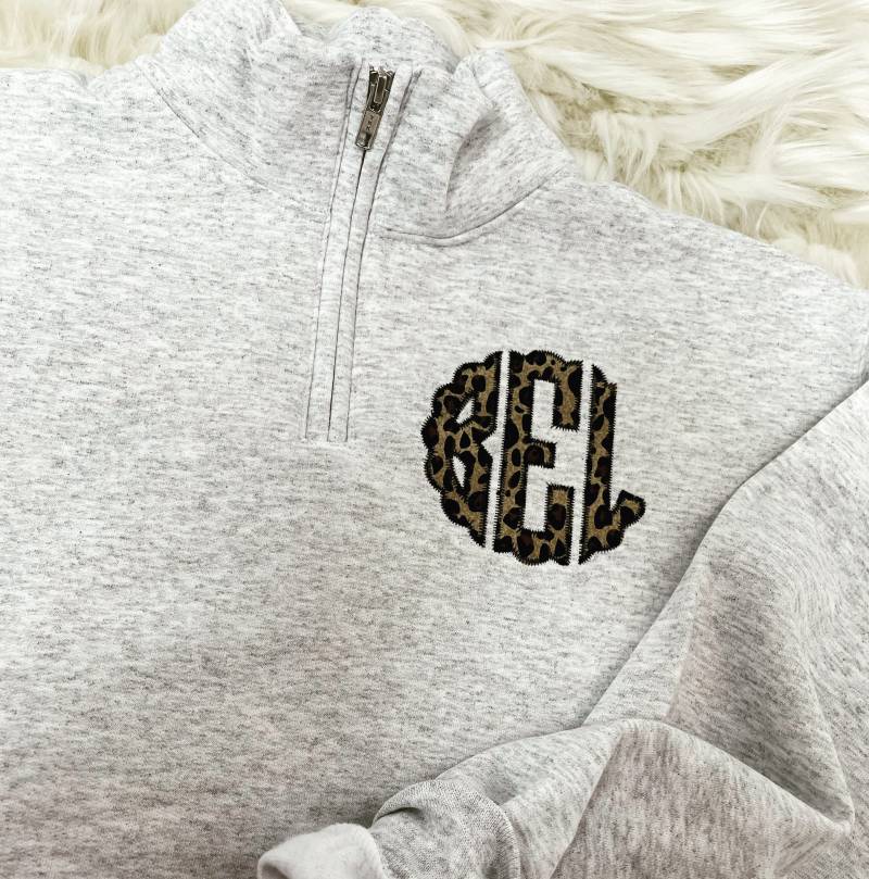 Monogrammierte Leopardapplikation Viertelreißverschluss | Monogrammiert Pullover Geschenk Geburtstagsgeschenk von EverlyEnchantedCo