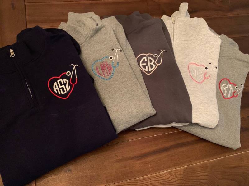 stethoskop Monogramm Zip-Up | Pullover Krankenschwester Geschenk Krankenpflege Schule von EverlyEnchantedCo