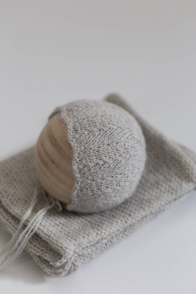 Strick Alpaka Seide Mütze Und Passendes Wrap Set in Hellgrau, Strickhaube Set, Fotografie Requisite Neugeborenen Prop, Photo Prop von EvermoreProps
