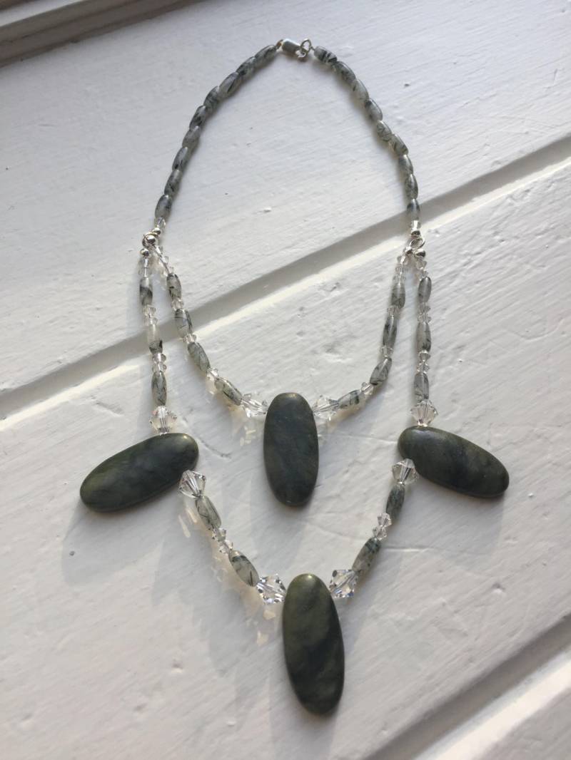 Doppel-Strang Serpentin, Turmalin, Swarovski-Kristall & Sterling Silber Halskette Doppel-Strang Serpentin, Turmalin, Swarovski-Kristall & Sterling Silber Halskette von EverydayJewelsInc