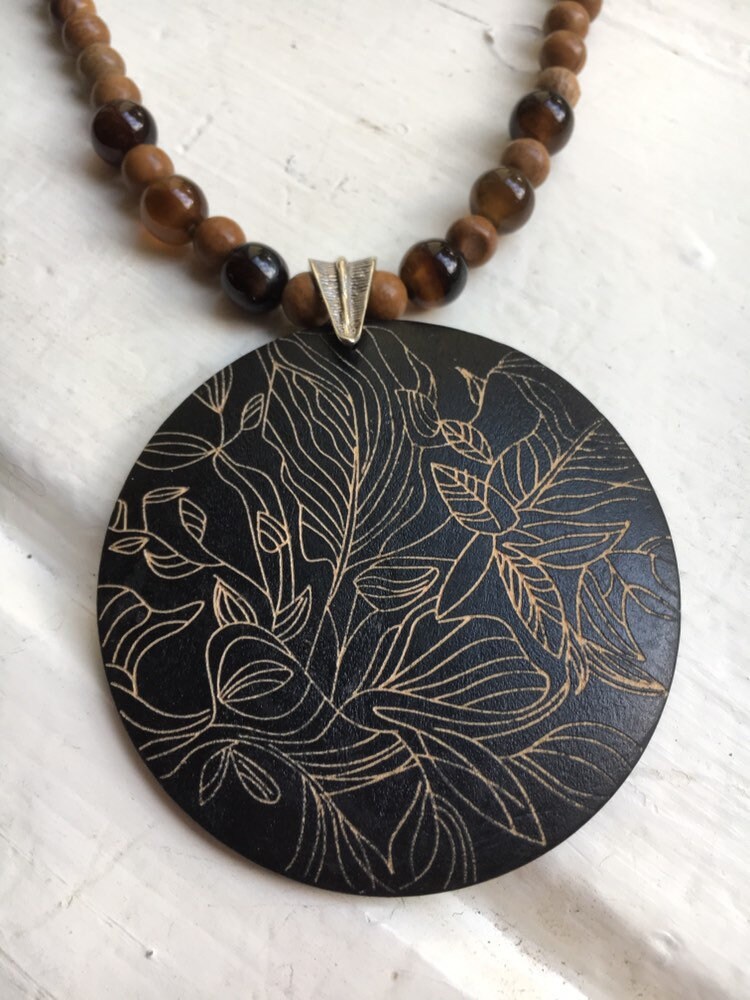 Geschnitzte Holz Anhänger Halskette Mit Tigerskin Jaspis Und Achat Geschnitzte Holz Anhänger Halskette Mit Tigerskin Jaspis Und Achat von EverydayJewelsInc