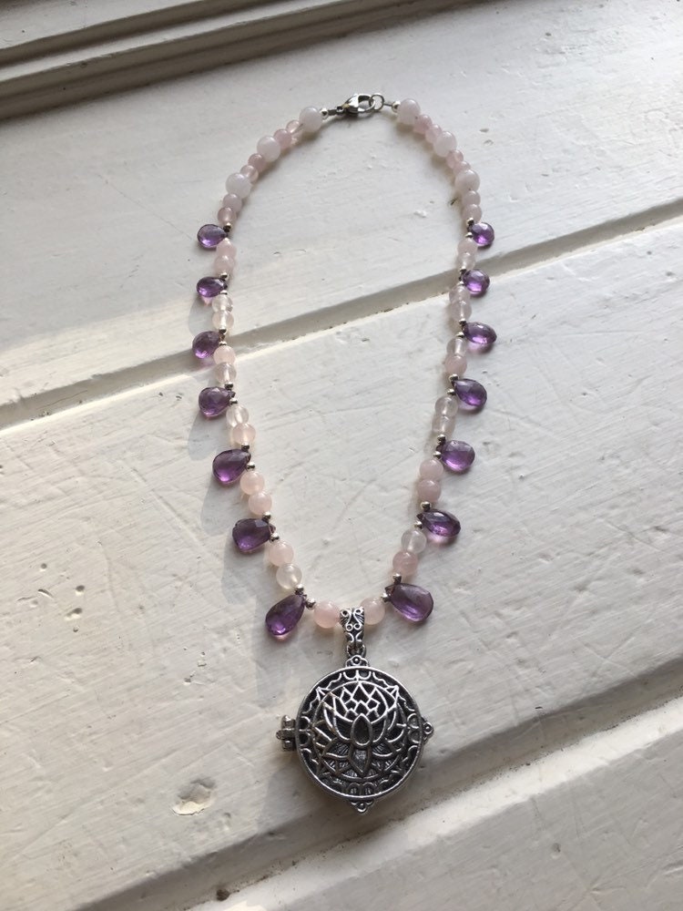 Lotus Medaillon Amethyst Halskette Lotus Medaillon Amethyst Halskette von EverydayJewelsInc