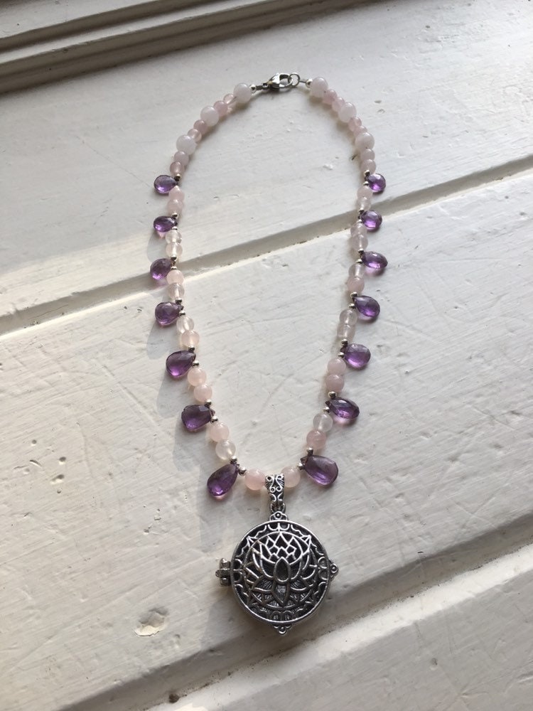 Lotus Medaillon Amethyst Halskette von EverydayJewelsInc
