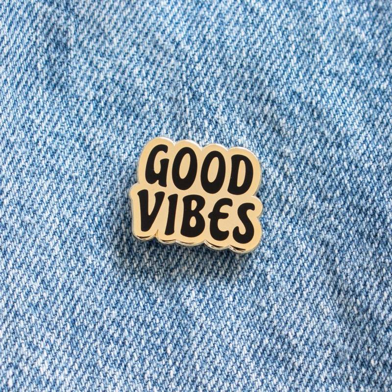Good Vibes Enamel Pin // Gold/Schwarz Anstecknadel Good Vibes Only von EverydayOlive