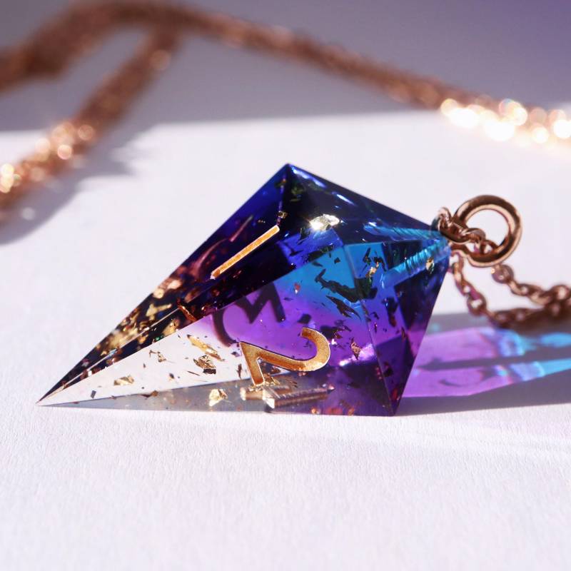 Zauberer Aszendent D4 Würfel Halskette - Kristall Würfel, Handgemachte Nerd Kette, Dungeons & Dragons, Dnd Schmuck, Eleganter Schmuck Zauberer Aszendent D4 Würfel Halskette - Kristall Würfel, Handgemachte Nerd Kette, Dungeons & Dragons, Dnd Schmuck, Eleganter Schmuck von EverythingDiceCo