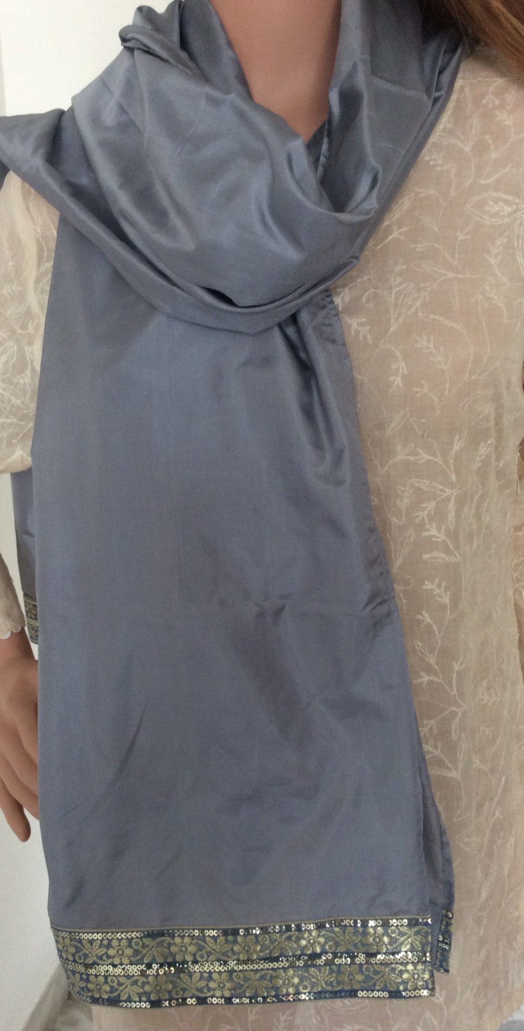 Silbergraue Seidenstola/Schal/Seidenschal/Seidenkleid/Sari-stola/Sari-stola Aus Reiner Seide Mit Zartrosa Und Goldenen Borten Indien Silbergraue Seidenstola/Schal/Seidenschal/Seidenkleid/Sari-stola/Sari-stola Aus Reiner Seide Mit Zartrosa Und Goldenen Borten Indien von EverythingIndian