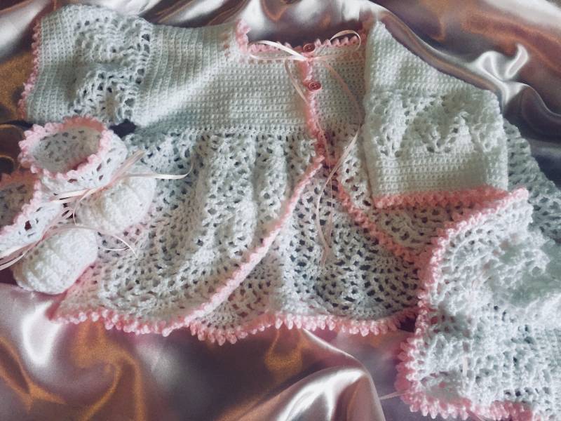 Babypullover, Gehäkelter Taufset, Babyschühchen, Häkelschühchen, Weißer Babymädchen, Häkelschühchen von EverythingsSewMom
