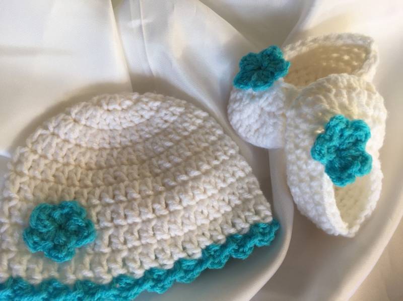 Gehäkelte Baby Bootie Und Mütze Set Türkis Blume, Neugeborenen Größe von EverythingsSewMom