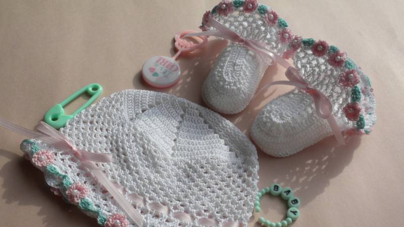 Gehäkelte Baby Booties, Gehäkelte Mädchen Mütze, Taufschuhe, Booties Mit Perlen, Lacy Neugeborene Weiße Mütze von EverythingsSewMom