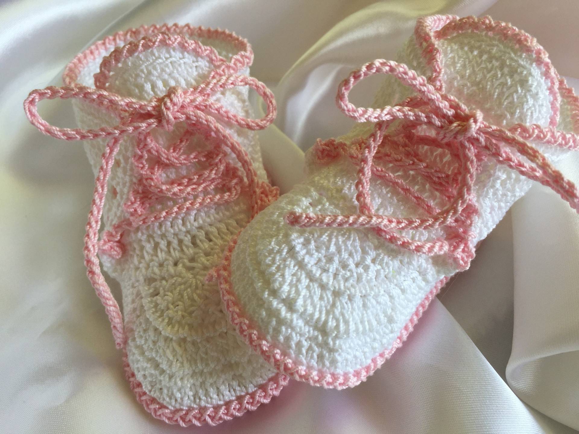 Gehäkelte Baby Booties, Mädchen Neugeborene Bis Drei Monate Alte Taufe Foto Requisite Segen Booties von EverythingsSewMom