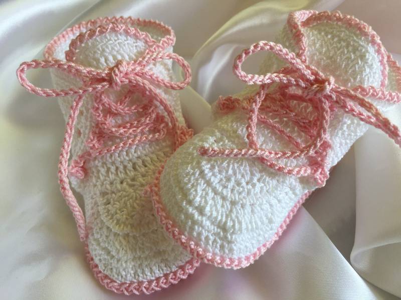 Gehäkelte Baby Booties, Mädchen Neugeborene Bis Drei Monate Alte Taufe Foto Requisite Segen Booties von EverythingsSewMom