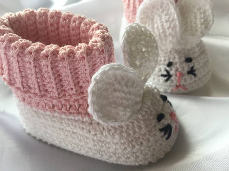 Gehäkelte Baby Häschen Booties Neugeborene Ostern Krippenschuhe von EverythingsSewMom