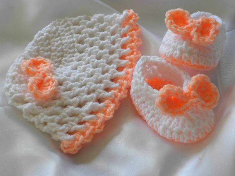 Gehäkelte Baby Mütze Und Booties Set Weiß & Pfirsich Neugeborene von EverythingsSewMom