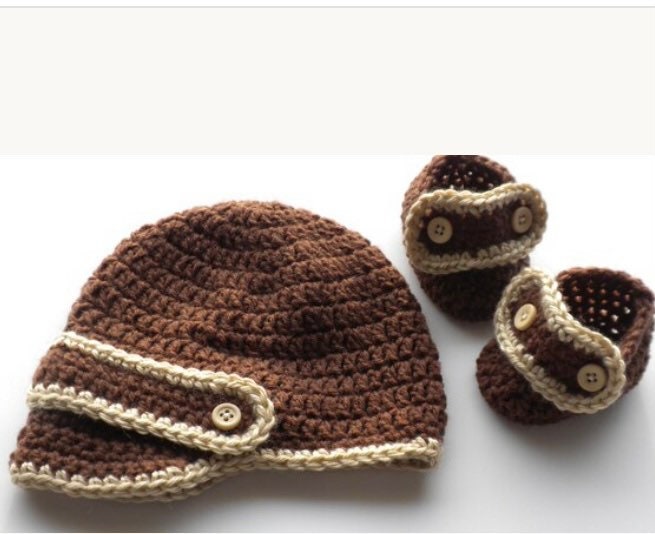 Gehäkelte Babymütze Und Bootie Set, Häkelmütze Mit Krempe, Neugeborene Baby Booties Newsboy Mütze, Accessoire Unisex Kleidung von EverythingsSewMom