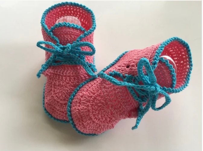 Gehäkelte Babyschuhe, Gehäkelte Baby Turnschuhe, Babyschuhe Zum Schnüren, Bunte Neugeborenen Schuhe, Drei Monate Alt, Rosa von EverythingsSewMom