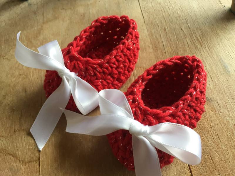 Gehäkelte Rote Babyschuhe Für Mädchen, Valentinstag Babyschuhe, Weihnachtsbabyschuhe, Neugeborene Bis Drei Monate Alte Krippenschuhe, Schlupfschuhe von EverythingsSewMom
