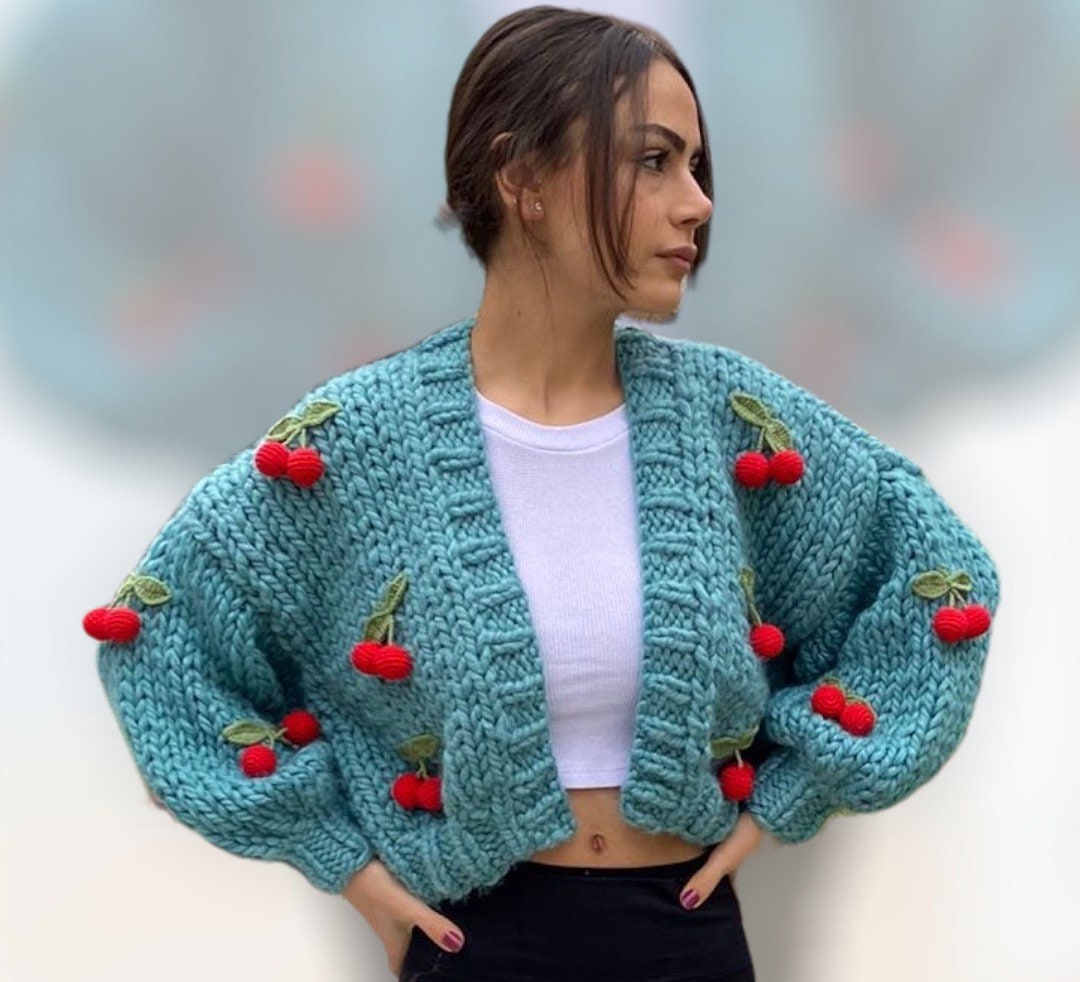 Kirschrote Grobstrickjacke, Oversized Cardigan Geschenk Für Sie, Handgemachte Strickjacke Aus Wolle Mit Applikation von EvesKnitsBoutique