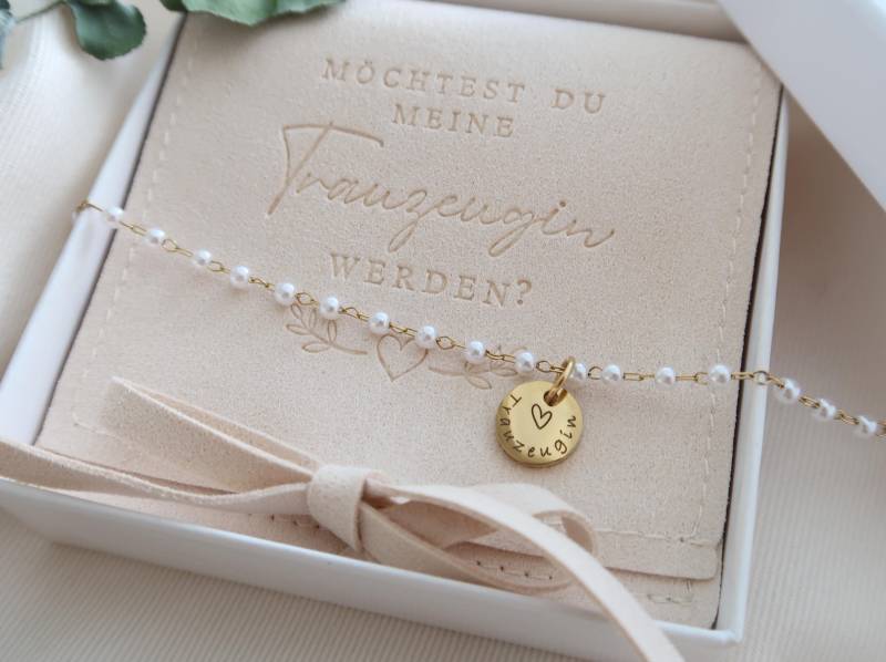 Personalisiertes Gravur Armband - Armkette Mit Anhänger Perlen Personalisiertes Geschenk Trauzeugin Geschenk-Set von EveundLyn