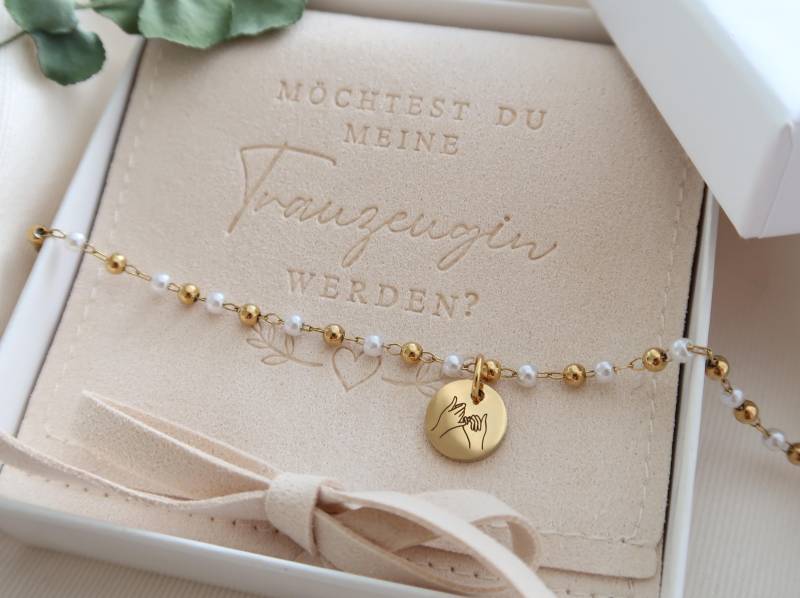 Personalisiertes Gravur Armband - Armkette Mit Anhänger Perlen Personalisiertes Geschenk Trauzeugin Geschenk-Set von EveundLyn