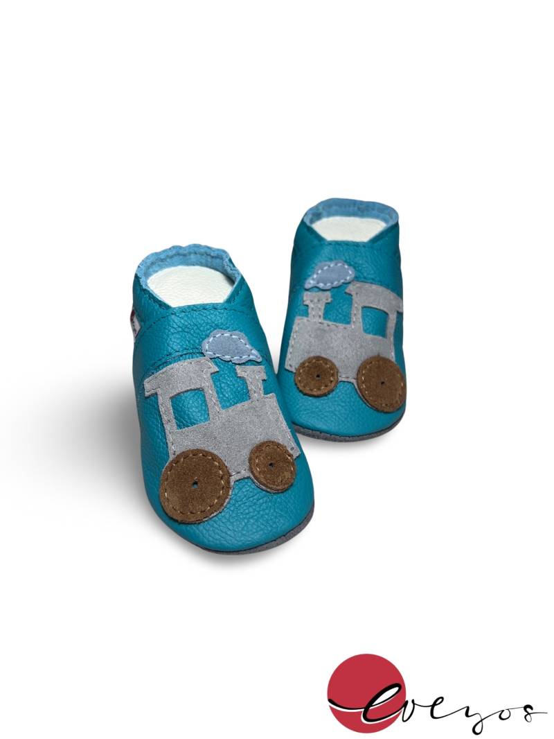 Krabbelschuhe Lok Zug Lokomotive Eisenbahn | Türkis/Hell Grau |Taufe|Baby| Puschen| Lederpuschen Geschenk Zur Geburt Personalisierbar von EveyoshamburgShop
