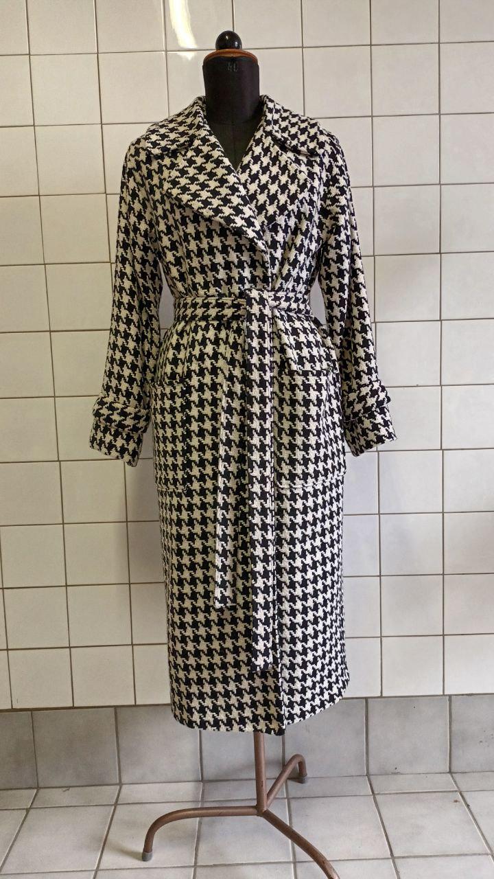 Handmade Wool Coat With Belt | Houndstooth Black White Tailored Long Winter Elegant Women's Jacket Maßgeschneiderter Mantel von EvgeniiaWoitczyk