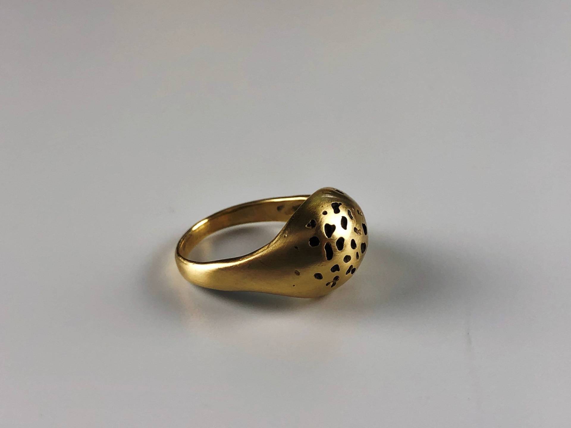 Kuppel Ring, Messing Gegossen Lost Wax Ring Gegossen, Gold Koralle Geschnitzt, Wachs Gegossen von EvieOluJewelry