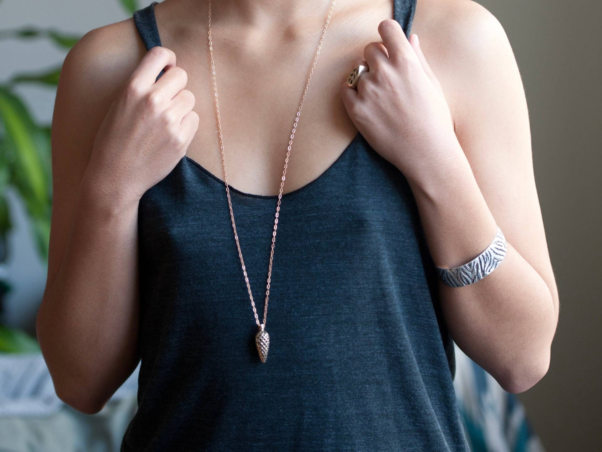 Lange Kette Metall Pendel Halskette, Anhänger, Anhänger Kegel Wachs Schmuck von EvieOluJewelry