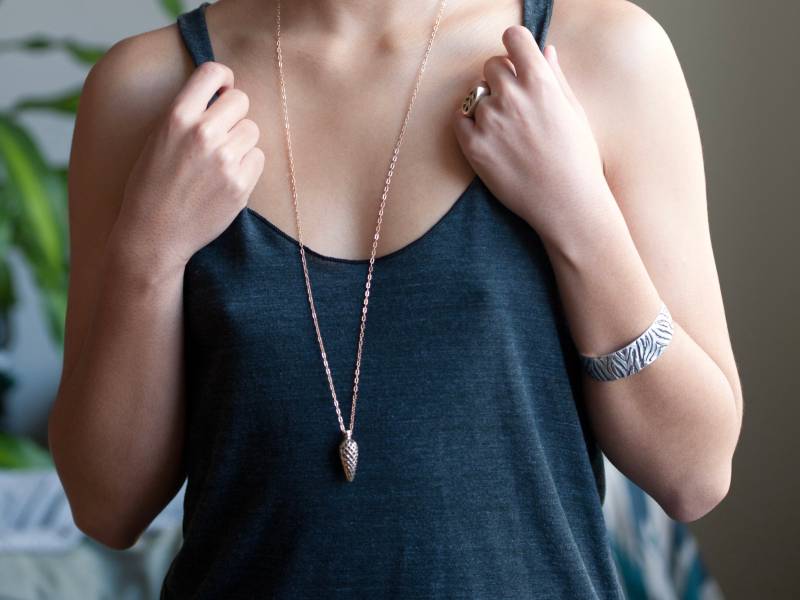 Lange Kette Metall Pendel Halskette, Anhänger, Anhänger Kegel Wachs Schmuck von EvieOluJewelry