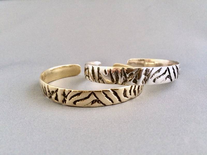 Tiger-streifen-Armreif, Animal-Print-Armband, Armband-Manschette, Damen-Manschette, Tiger-Print-Manschette, Manschettenarmband von EvieOluJewelry
