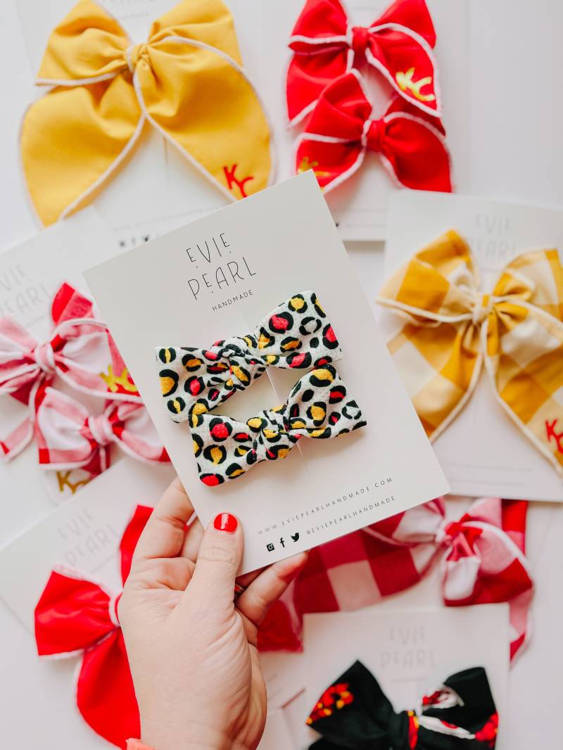 Kansas City Leopard Rot Gold Knoten Schleife Zopf Set Kansas City Leopard Rot Gold Knoten Schleife Zopf Set von EviePearlHandmade