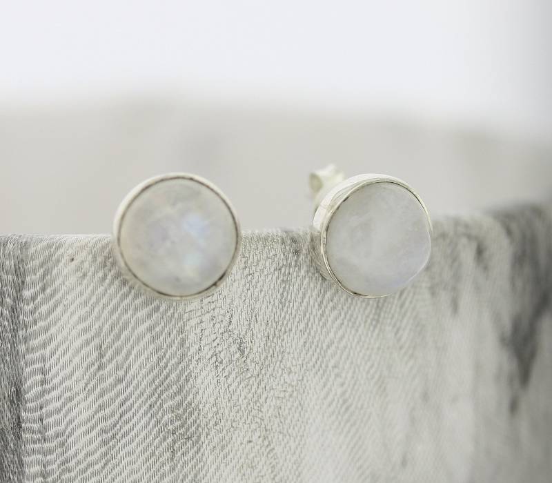 8 Mm Runde Mondstein-Ohrstecker Sterlingsilber, April Geburtsstein von EvieWallaceDesigns