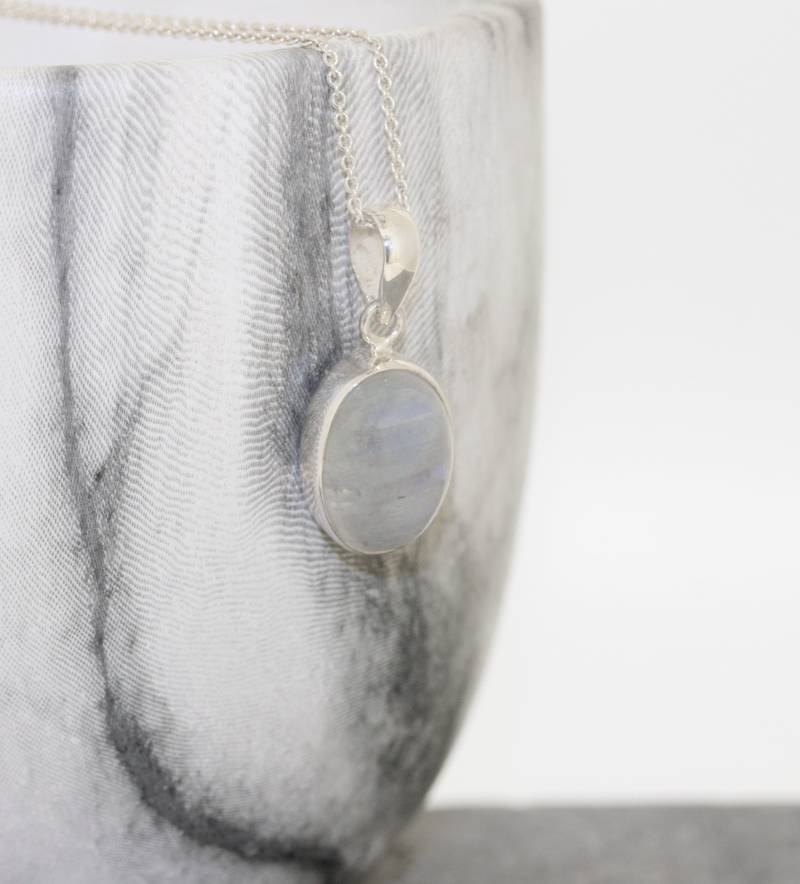 Oval Mondstein Anhänger Halskette Sterling Silber Spurenkette von EvieWallaceDesigns