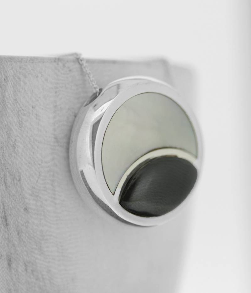 Runder Perlmutt Und Hämatit Halskette/Anhänger Graue Sterling Silber von EvieWallaceDesigns