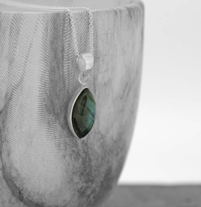 Sterling Silber Labradorit Halskette Augenförmiger Anhänger Aus Blauem Stein von EvieWallaceDesigns