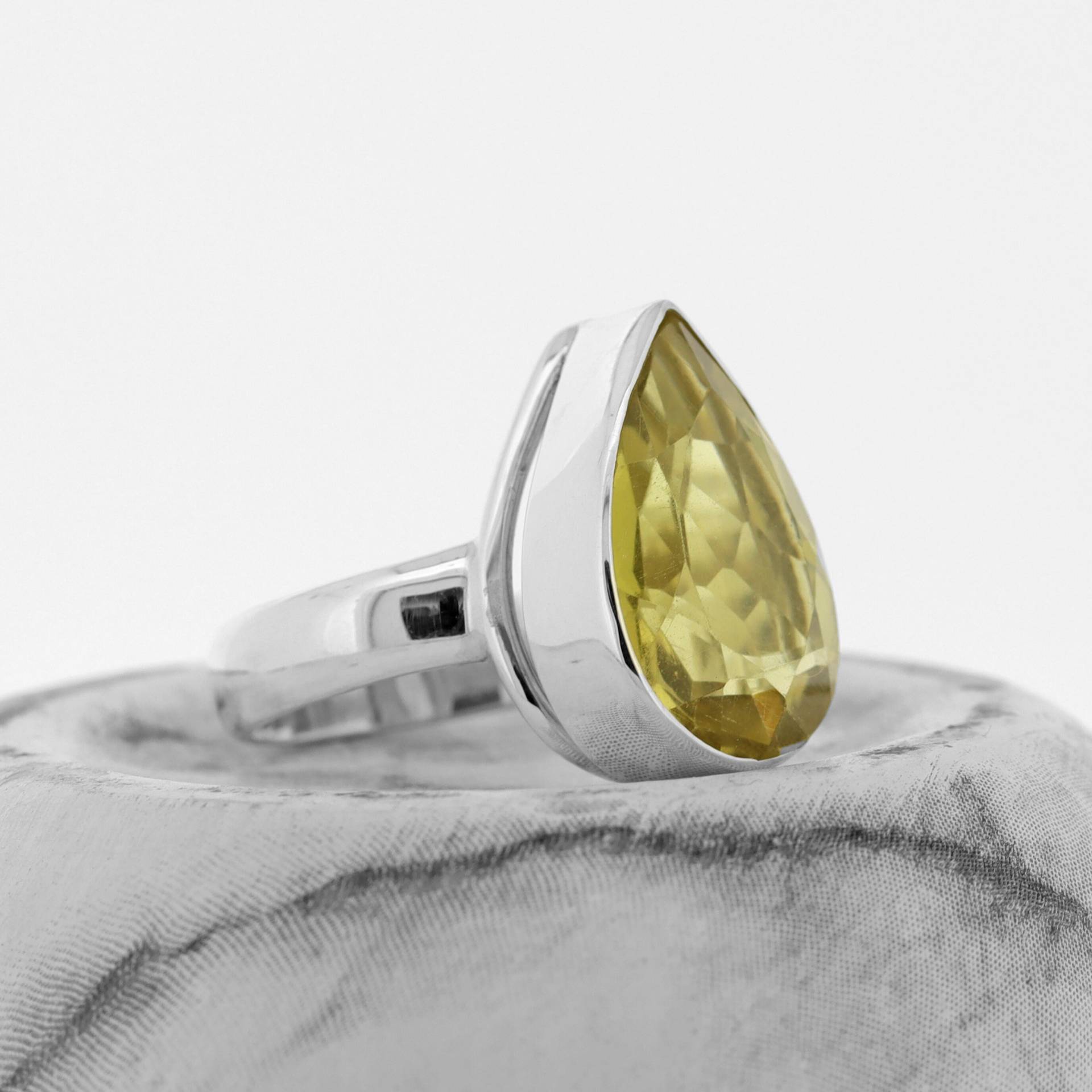 Tropfen Zitrone Topas Ring O/Sterling Silber Birnenform Hell Gelber Stein Naturstein Tropfen Zitrone Topas Ring O/Sterling Silber Birnenform Hell Gelber Stein Naturstein von EvieWallaceDesigns