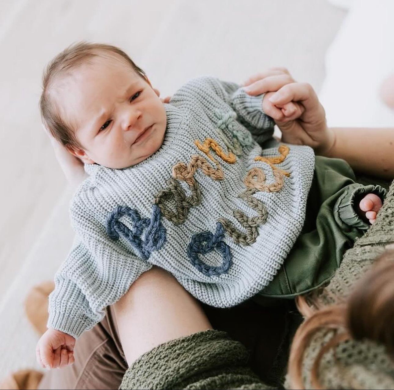 Mist | Grau-Blau Name Personalisierter Bestickter Pullover von EvieandLuCo