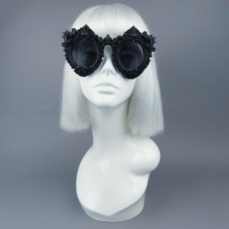 Schwarze Filligrane & Totenkopf Sonnenbrille "Periwinkle" Schwarze Filligrane & Totenkopf Sonnenbrille "Periwinkle" von EvilEyedMonster