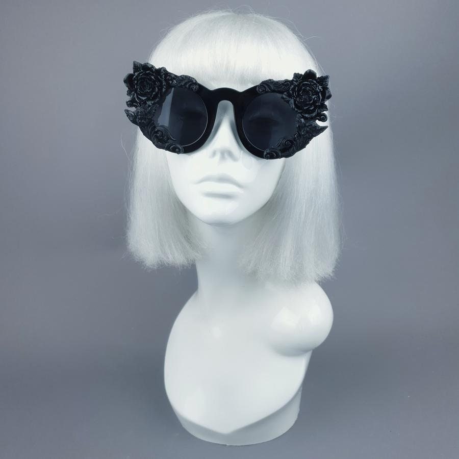 Schwarze Rosen, Cherub & Filigrane Sonnenbrille "Rosangela" Schwarze Rosen, Cherub & Filigrane Sonnenbrille "Rosangela" von EvilEyedMonster