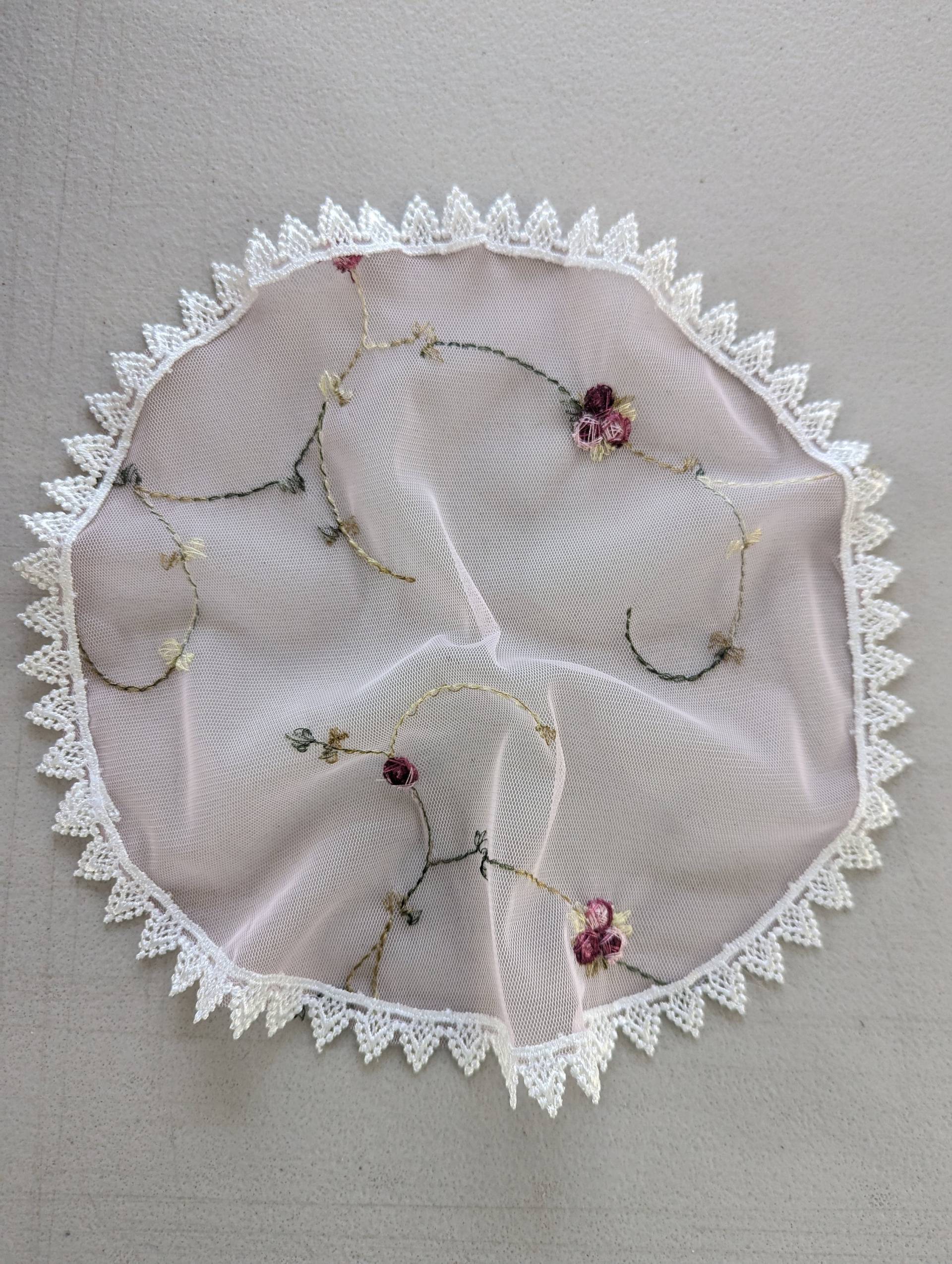 Evintage Schleier Vintage-Inspirierter Rosa St. Therese Blumenspitze/Weißer Venise Trimmen Kappe Schleier Evintage Schleier Vintage-Inspirierter Rosa St. Therese Blumenspitze/Weißer Venise Trimmen Kappe Schleier von EvintageVeils