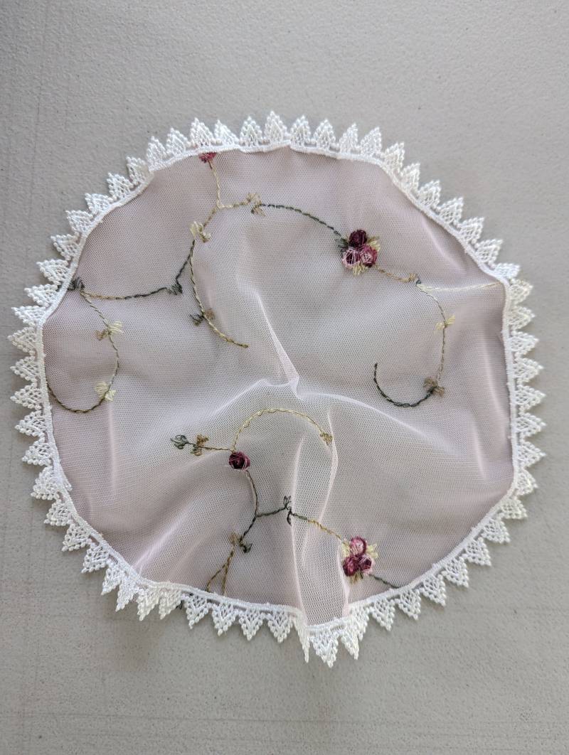 Evintage Schleier Vintage-Inspirierter Rosa St. Therese Blumenspitze/Weißer Venise Trimmen Kappe Schleier Evintage Schleier Vintage-Inspirierter Rosa St. Therese Blumenspitze/Weißer Venise Trimmen Kappe Schleier von EvintageVeils