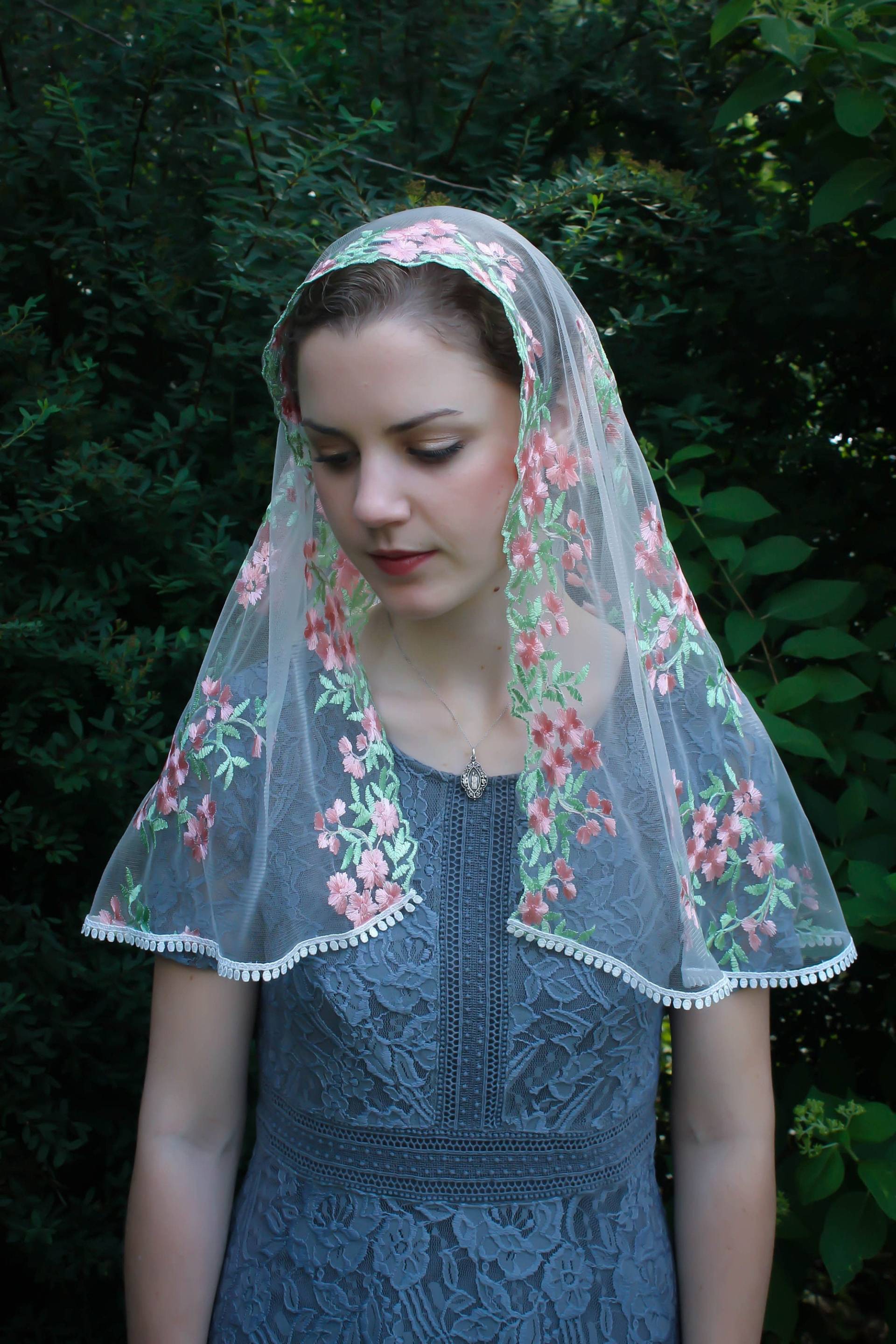 Evintage Veils ~ Sofort Lieferbar Unsere Liebe Frau Vom Rosenkranz Pink/Grün "Joyful Mysteries" Vintage Inspirierter Spitzenkapellenschleier D-Form Evintage Veils ~ Sofort Lieferbar Unsere Liebe Frau Vom Rosenkranz Pink/Grün "Joyful Mysteries" Vintage Inspirierter Spitzenkapellenschleier D-Form von EvintageVeils