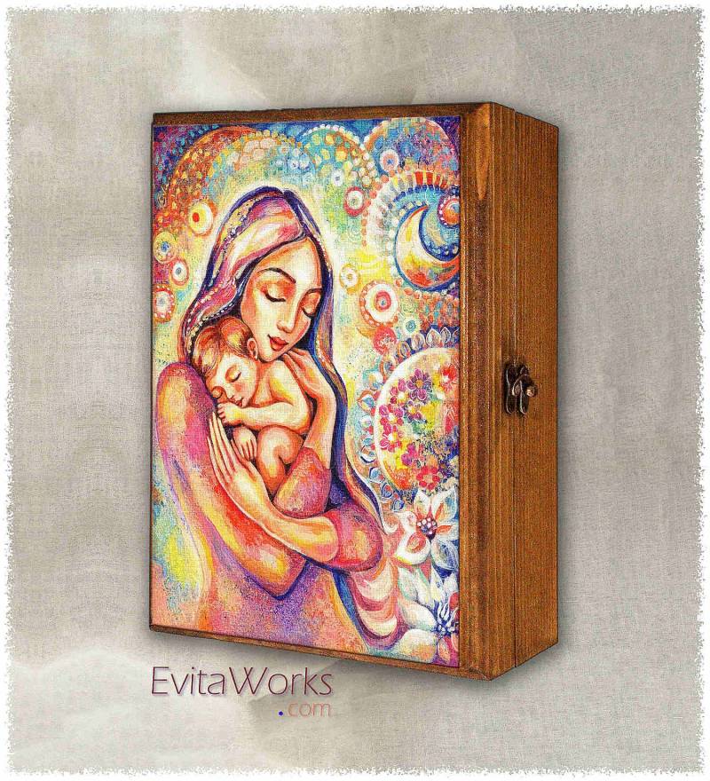 Liebesdruck Der Jungen Mutter Auf Natürlicher Hölzerner Kasten, Moderne Christliche Kunst, Schatzerinnerungen Schmuckstückkiste von EvitaWorks