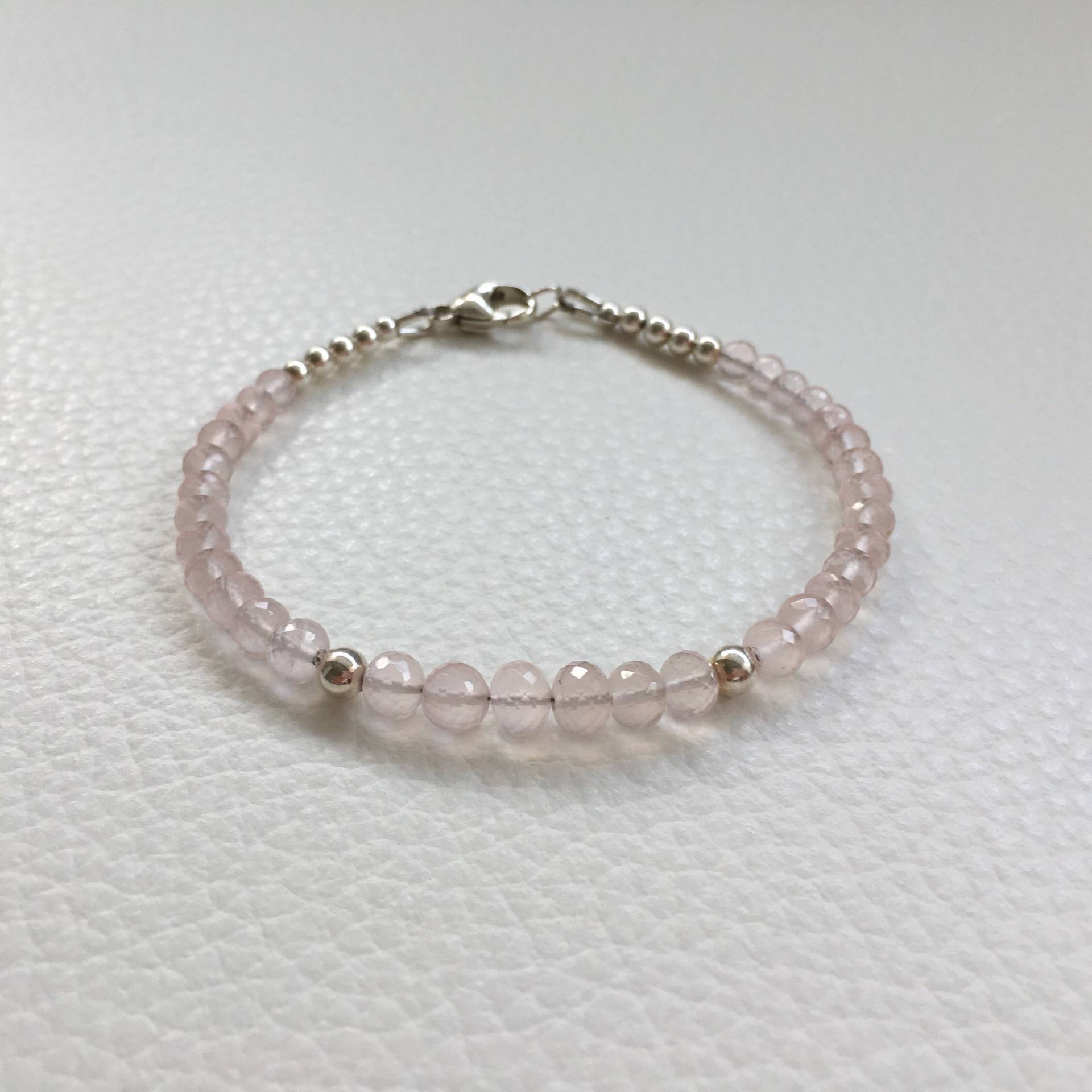 Rosenquarz Armband, Geschenk Für Die Brautjungfer, Freund, Edelstein-Schmuck, Armkettchen, Stapel Sterling Silberschmuck Rosenquarz Armband, Geschenk Für Die Brautjungfer, Freund, Edelstein-Schmuck, Armkettchen, Stapel Sterling Silberschmuck von Evviejewelry