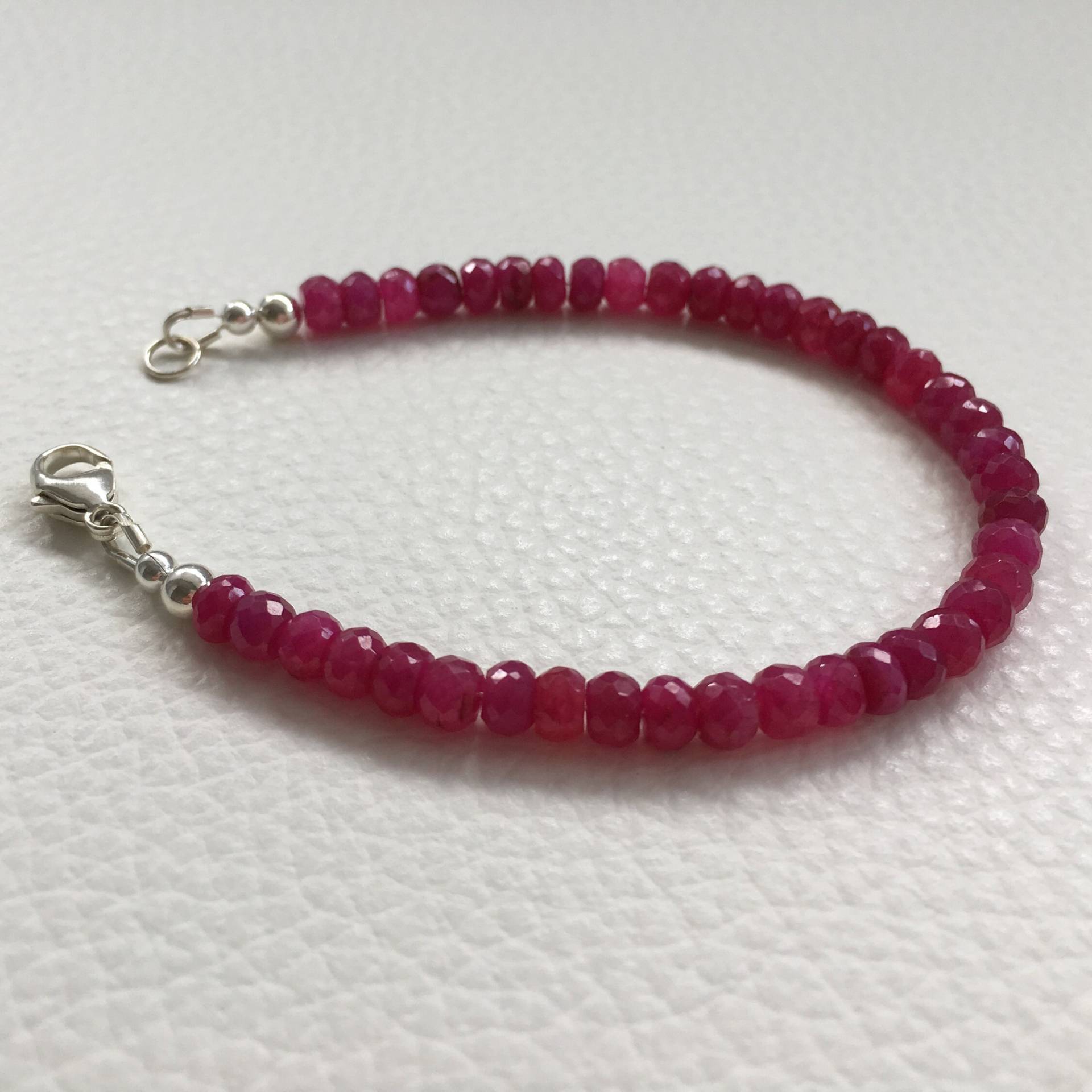 Rubin Armband, Gefärbt Edelstein Schmuck, Juli Bracelet, Geschenk Für Sie, Frau Geschenk Rubin Armband, Gefärbt Edelstein Schmuck, Juli Bracelet, Geschenk Für Sie, Frau Geschenk von Evviejewelry